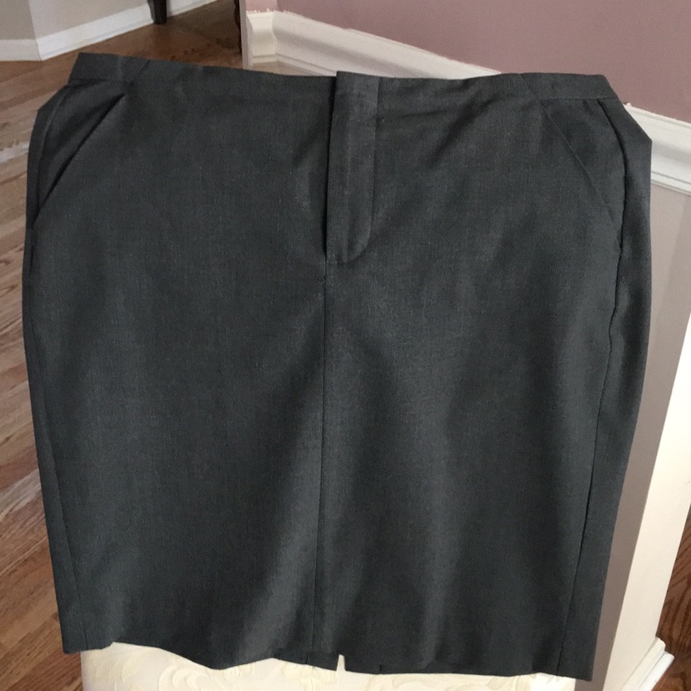 Women’s gray plaid Gap skirt